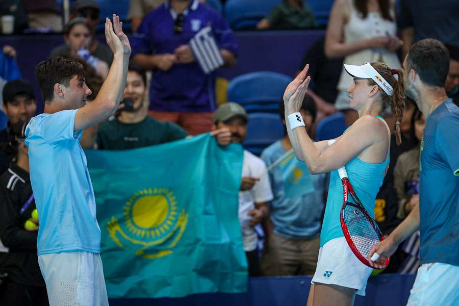 Alexander Ševčenko a Jelena Rybakinová slaví postup do čtvrtfinále United Cupu.