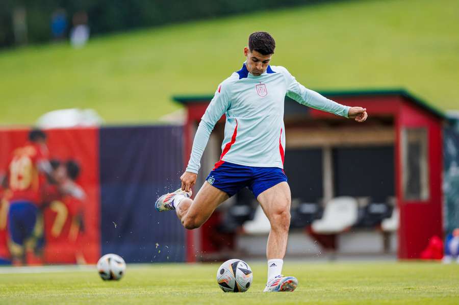 Morata, disparando a puerta durante el entrenamiento previo a la final de la Eurocopa