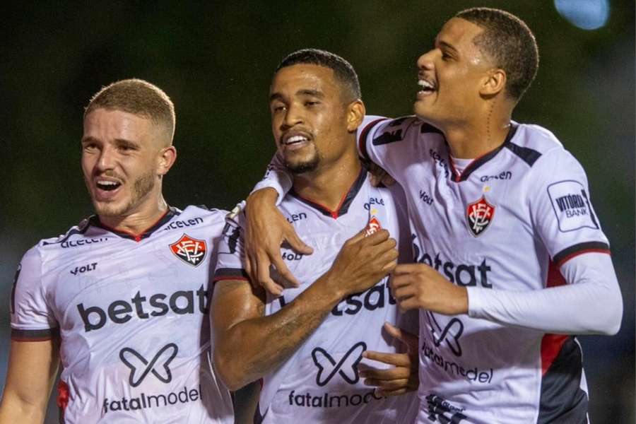 Alerrandro (ao centro) fez gol e deu assistência no triunfo do Vitória