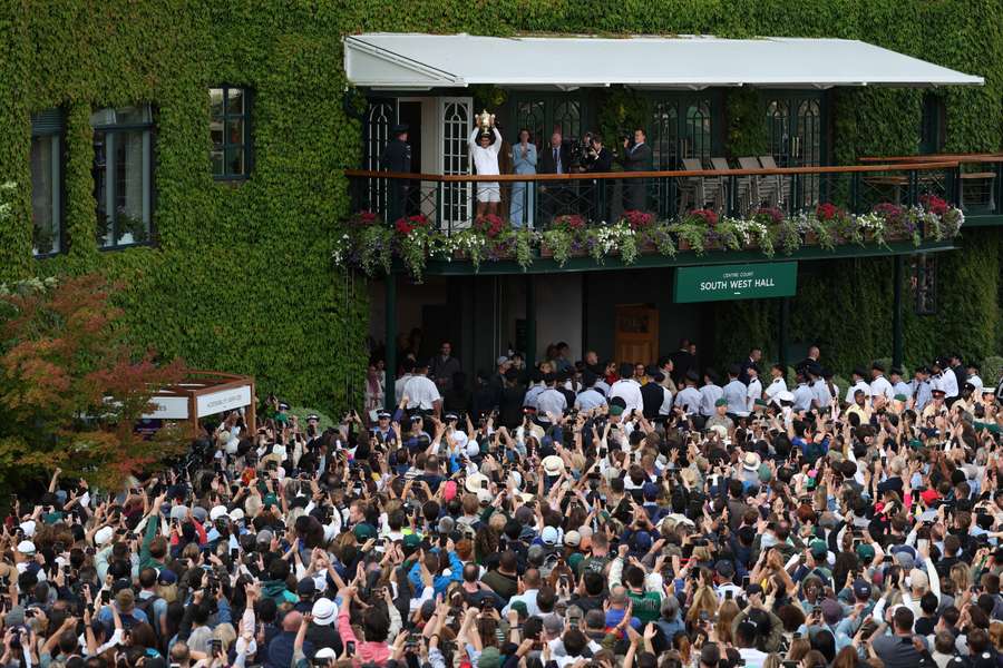 Alcaraz lifts the Wimbledon trophy in front of hundreds of supporters