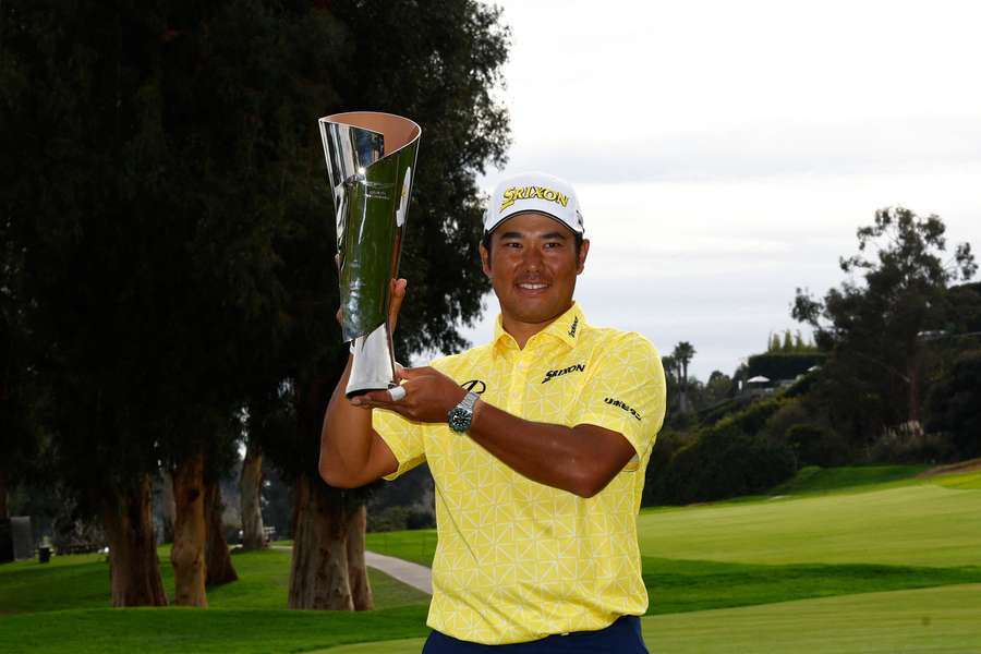 Hideki Matsuyama posa feliz con el trofeo.