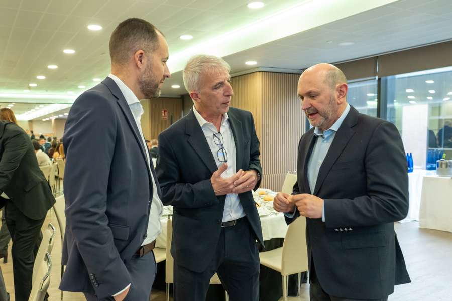Rafael Louzán y Fran Soto (derecha e izquierda), en la entrega las escarapelas FIFA en la gala anual del CTA Rafael Louzán y Fran Soto (derecha e izquierda), en la entrega las escarapelas FIFA en la gala anual del CTA