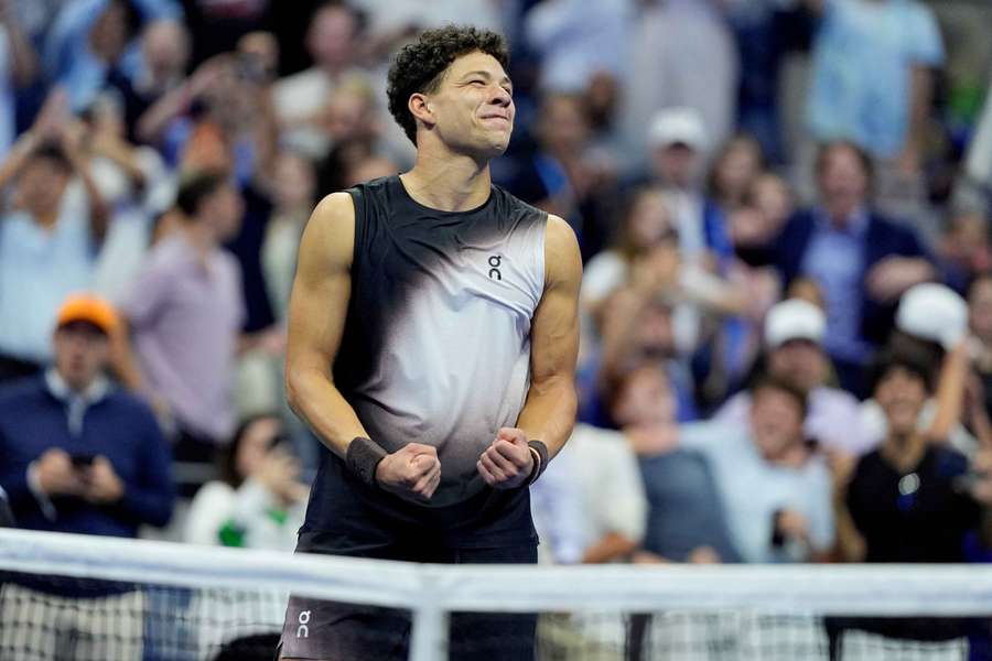 Shelton célébrant sa qualification en demi-finale. Shelton célébrant sa qualification en demi-finale.