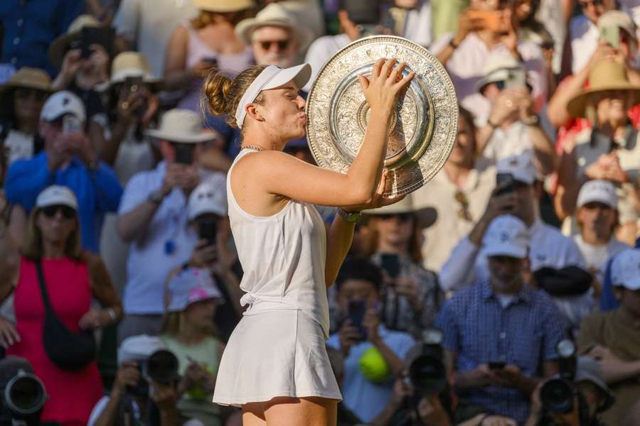 Noskova with the Venus Rosewater Dish Noskova with the Venus Rosewater Dish