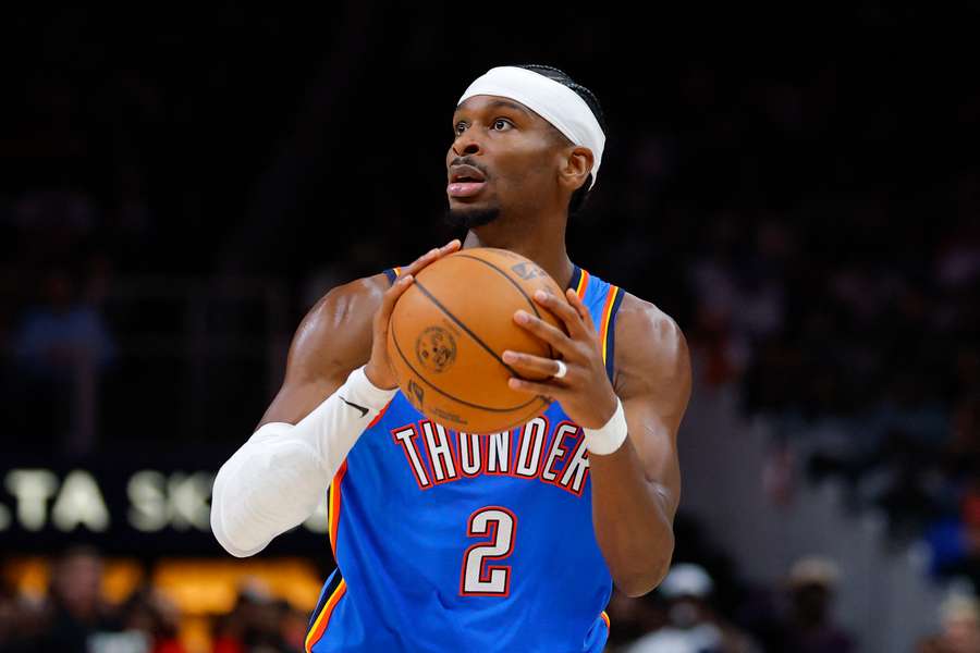 Shai Gilgeous-Alexander sets up a shot (2025)