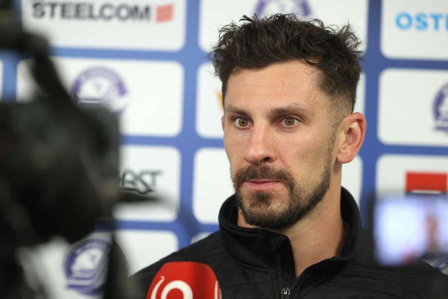 Hrivík pred novinármi. Hrivík pred novinármi.