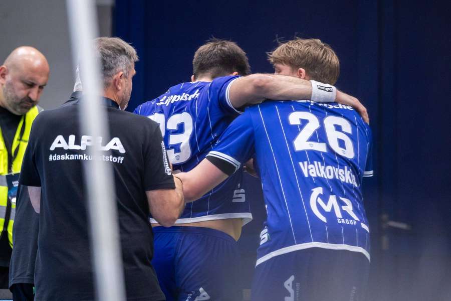 Tim Suton wird beim Spiel gegen Flensburg vom Platz gebracht. Tim Suton wird beim Spiel gegen Flensburg vom Platz gebracht.