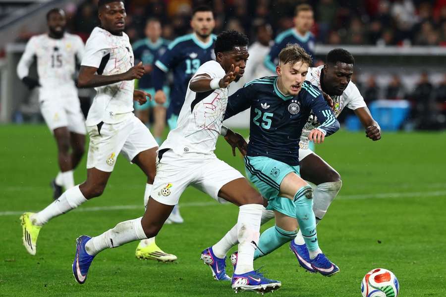 Lennart Karl im Dribbling während des DFB-Länderspiels gegen Ghana Lennart Karl im Dribbling während des DFB-Länderspiels gegen Ghana