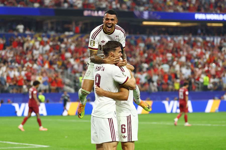 Mikel Merino, felicitado por Fabián y Porro