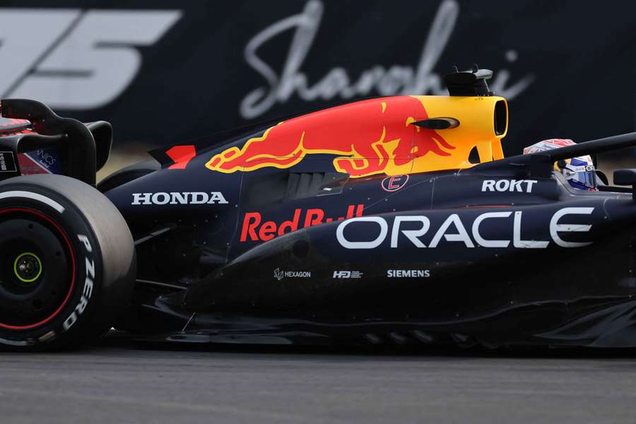 Max Verstappen, da Red Bull, em ação durante a corrida na China