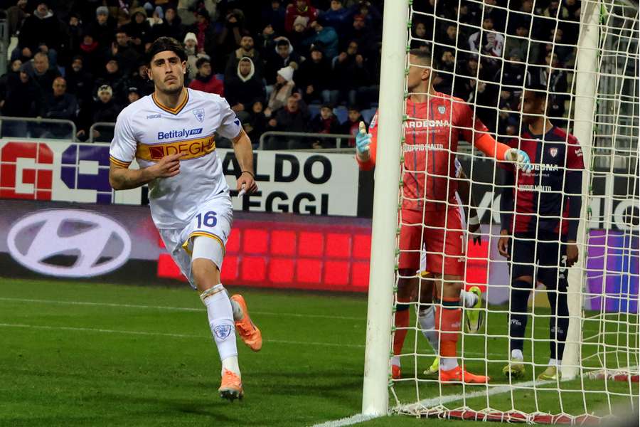 Omri Gandelman poslal Lecce na hřišti Cagliari do vedení 1:0.