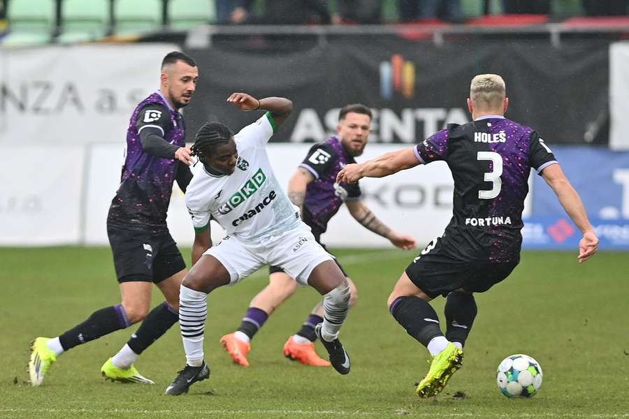 Slavia v Karviné vyhrála o dva góly.