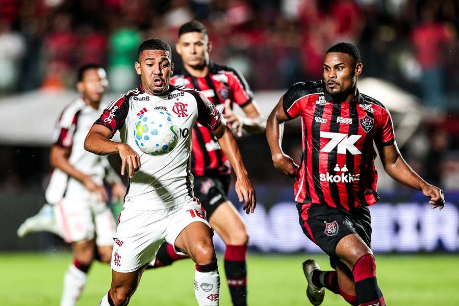 Flamengo e Vitória fecham o domingo (9) de Brasileirão Flamengo e Vitória fecham o domingo (9) de Brasileirão