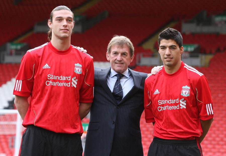 Andy Carroll tijdens zijn presentatie als Liverpool-speler met trainer Kenny Dalglish en oud-Ajacied Luis Suárez.