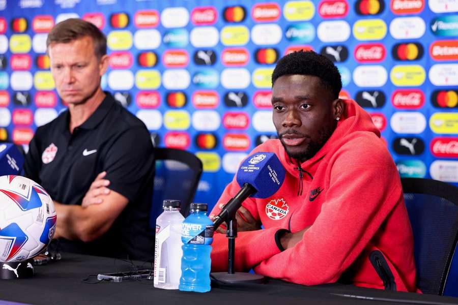 Der Berater von Alphonso Davies (r.) hat Kanadas Trainer Jesse Marsch (l.) für dessen schwere Verletzung verantwortlich gemacht.
