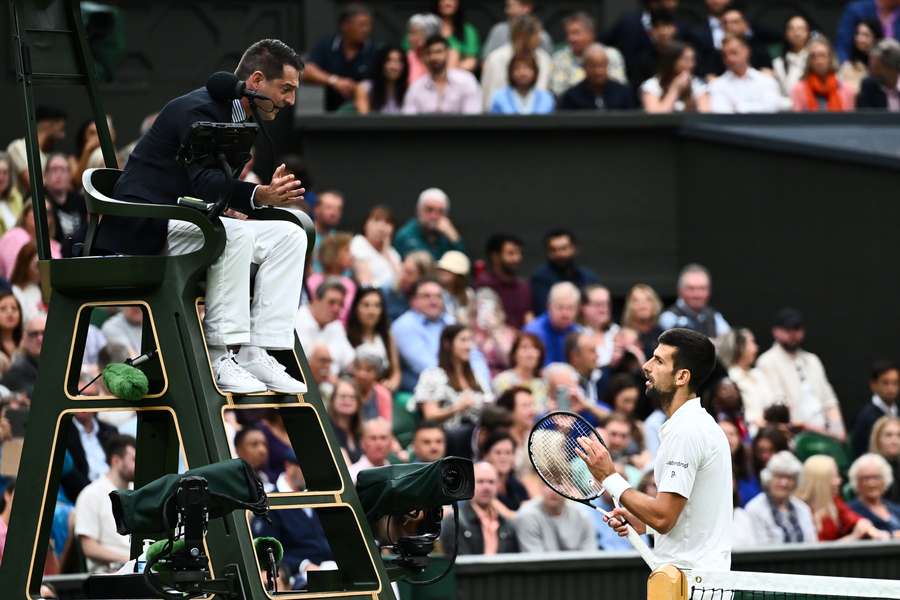 Djokovic in Diskussion mit dem Schiedsrichter nach seinem Punktabzug.