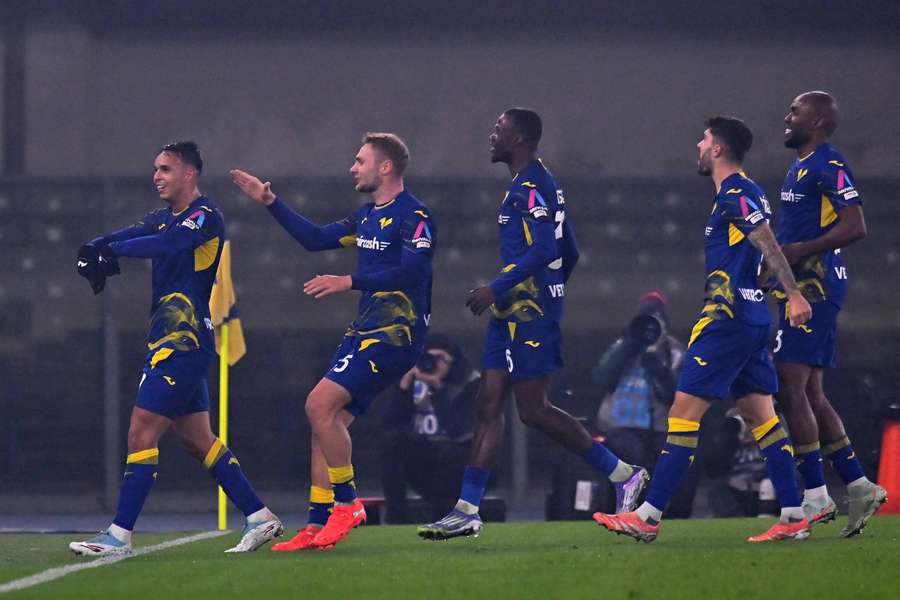 L'esultanza del Verona dopo il 2-0 di Giovane
L'esultanza del Verona dopo il 2-0 di Giovane