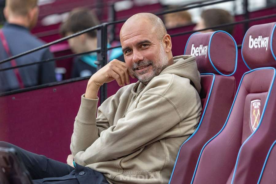 Guardiola faz questão de manter distância das redes sociais