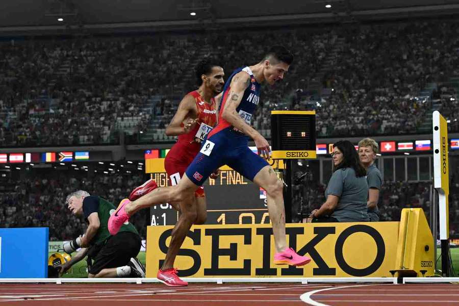 Jakob Ingebrigtsen crosses the finish line before Mohamed Katir in the men's 5000m final