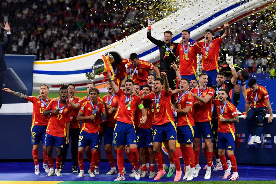 Gli spagnoli festeggiano il loro trionfo ai Campionati Europei estivi. 