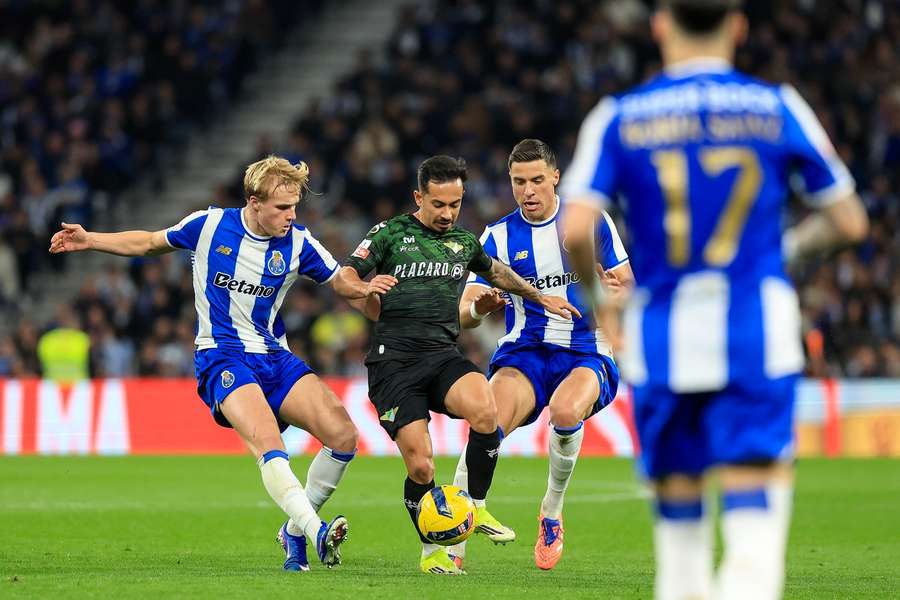 Froholdt perante Alanzinho Froholdt perante Alanzinho