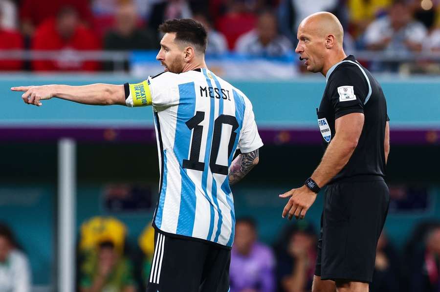 Szymon Marciniak et Leo Messi lors du match Argentine - Australie à la Coupe du monde.