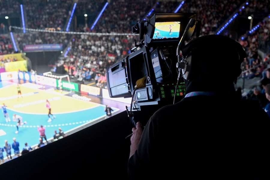 Die Handball-WM der Frauen wird bis zum Viertelfinale nur im Bezahl-Stream gezeigt. Die Handball-WM der Frauen wird bis zum Viertelfinale nur im Bezahl-Stream gezeigt.