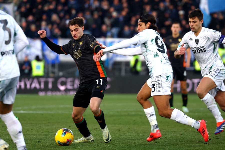 Gaetano Oristanio competes for the ball with Youssef Maleh 