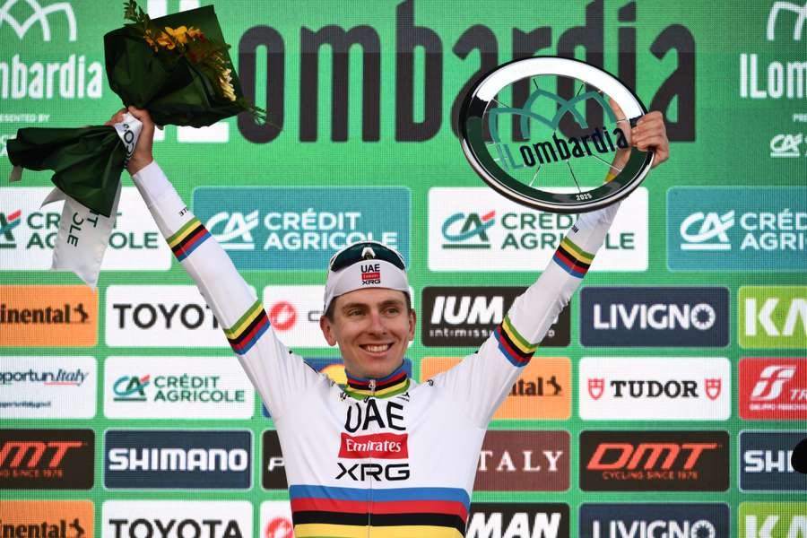 Tadej Pogacar celebra o último triunfo de um 2025 estratosférico