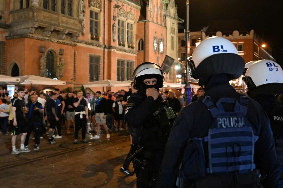 Policja zabezpiecza teren po starciach z kibicami Chelsea na Rynku we Wrocławiu 27 maja 2025 r., w przeddzień finału Ligi Konferencji UEFA