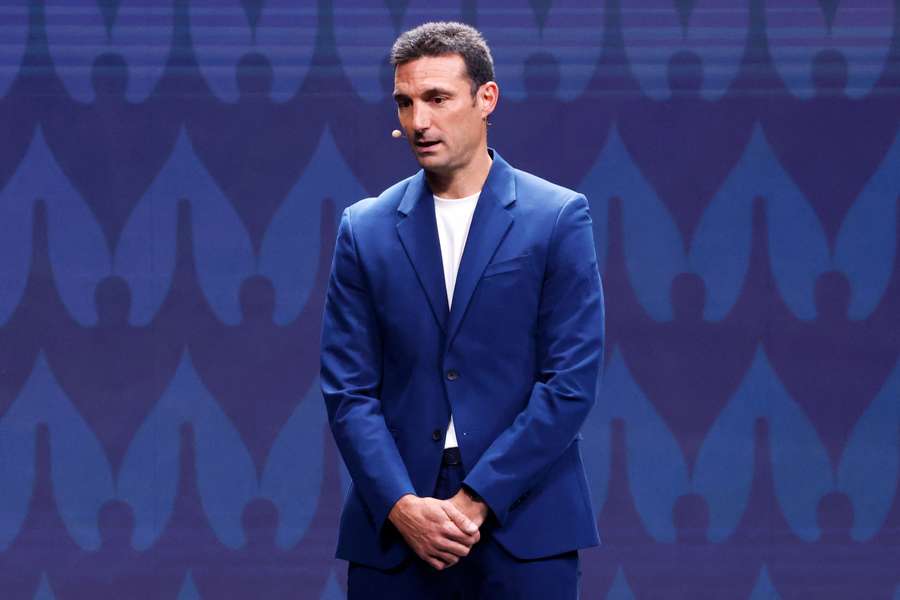 Lionel Scaloni blijft aan als bondscoach van wereldkampioen voetbal Argentinië Lionel Scaloni blijft aan als bondscoach van wereldkampioen voetbal Argentinië