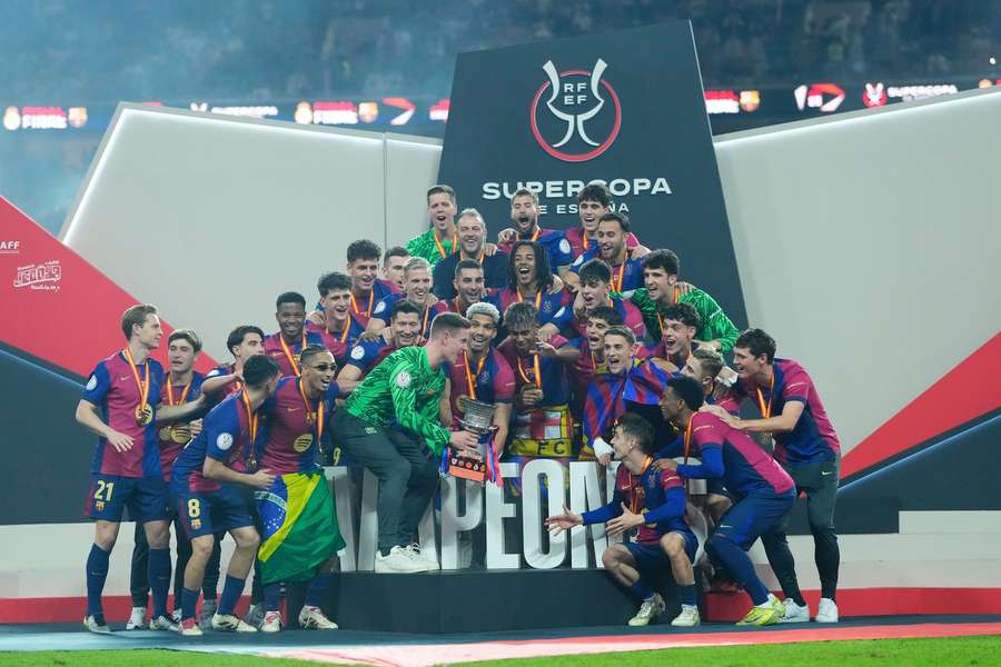 Ter Stegen, cu trofeul în mână, alături de coechipieri
