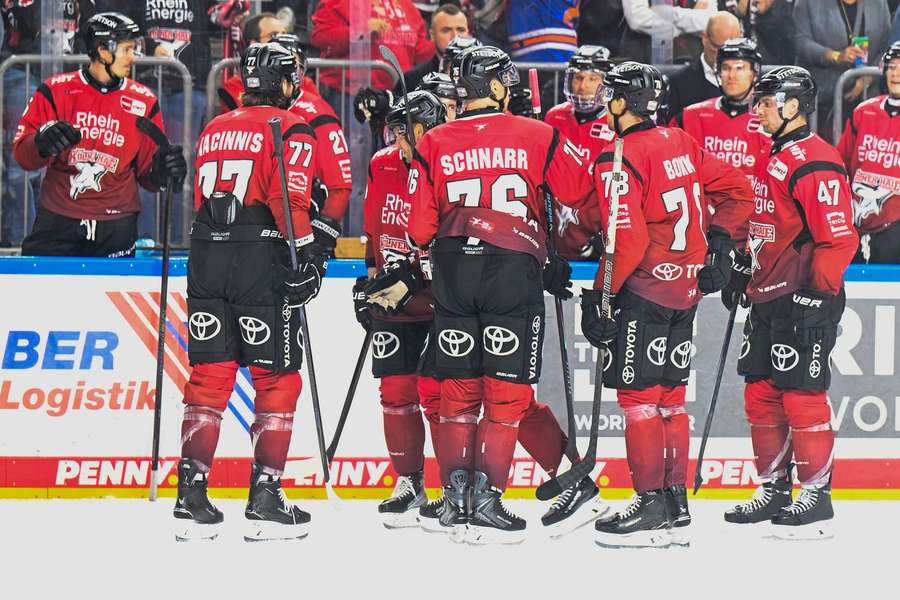 Die Haie gewinnen deutlich gegen Bremerhaven.