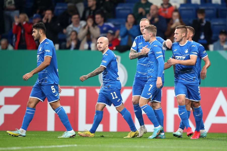 Kadeřábek se gólem podílel na drtivém pohárovém vítězství nad Schalke, hrál i Král