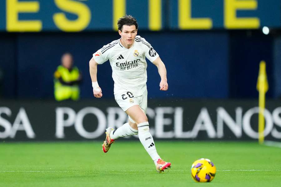 Fran García persigue un balón durante el partido ante el Villarreal
