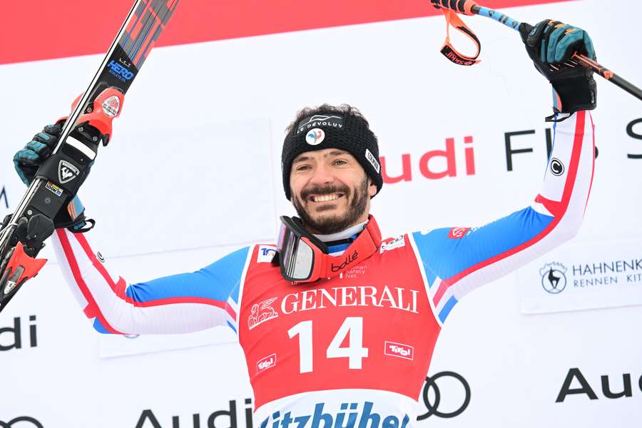 Cyprien Sarrazin heeft op de beroemde piste van Kitzbühel zijn tweede wereldbekerzege van het seizoen behaald op de afdaling