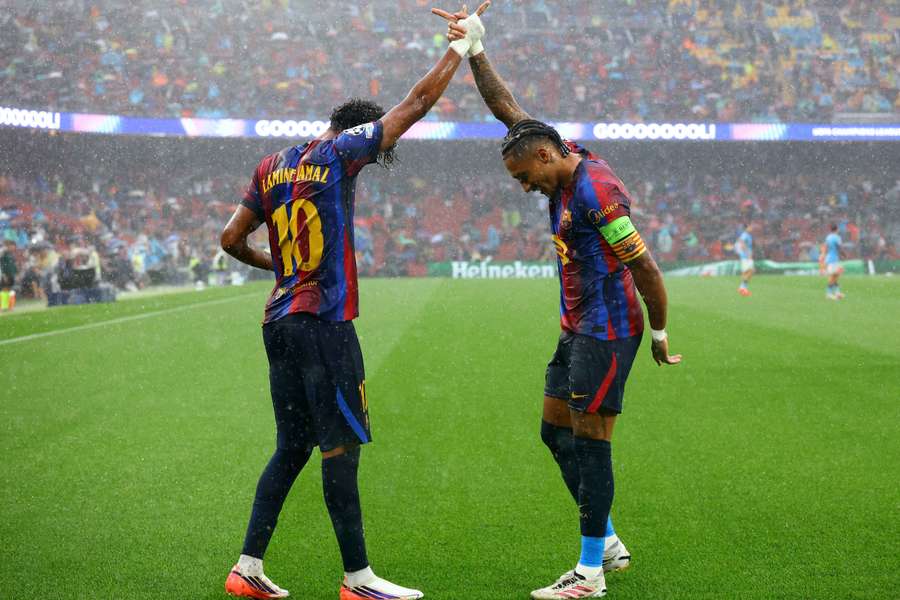 Lamine Yamal e Raphinha celebrano, alla loro maniera, un gol