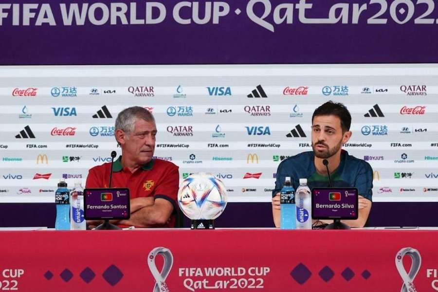 Fernando Santos com Bernardo Silva durante o Mundial do Catar