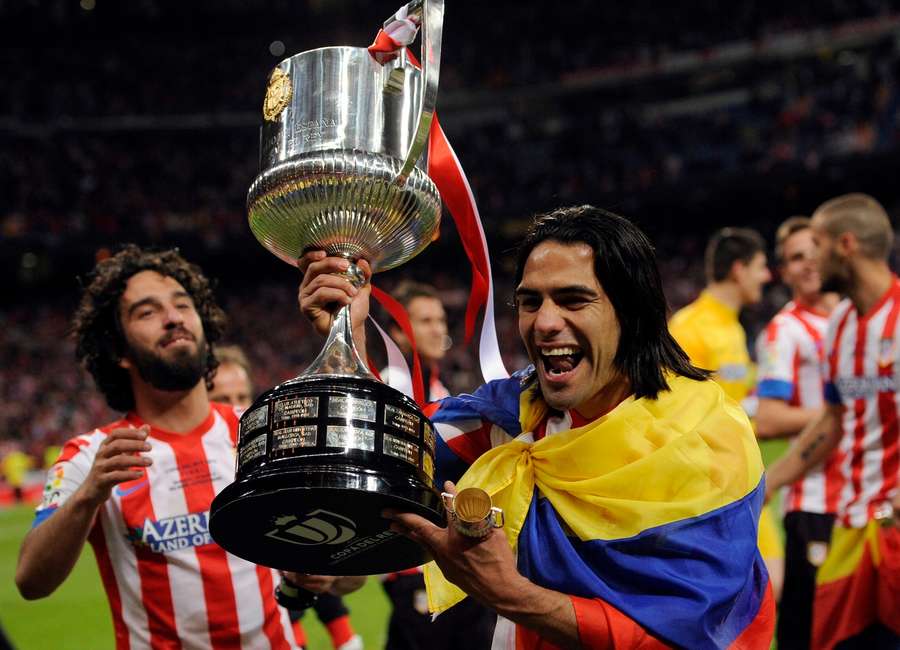 El delantero colombiano del Atlético de Madrid Radamel Falcao sostiene en alto el trofeo de la Copa del Rey mientras celebra la victoria ante el Real Madrid en el estadio Santiago Bernabéu El delantero colombiano del Atlético de Madrid Radamel Falcao sostiene en alto el trofeo de la Copa del Rey mientras celebra la victoria ante el Real Madrid en el estadio Santiago Bernabéu
