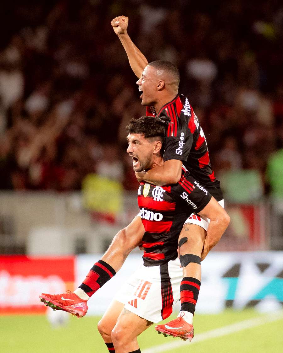 Arrascaeta é celebrado por De la Cruz após golaço no Maracanã Arrascaeta é celebrado por De la Cruz após golaço no Maracanã
