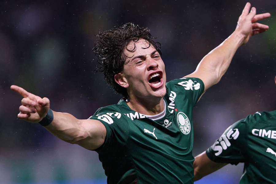 Agustín Giay comemora um dos dois gols que marcou no clássico Agustín Giay comemora um dos dois gols que marcou no clássico