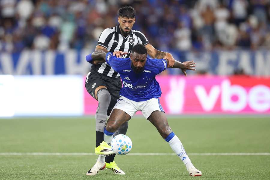 Gerson foi muito marcado pela defesa do Botafogo
