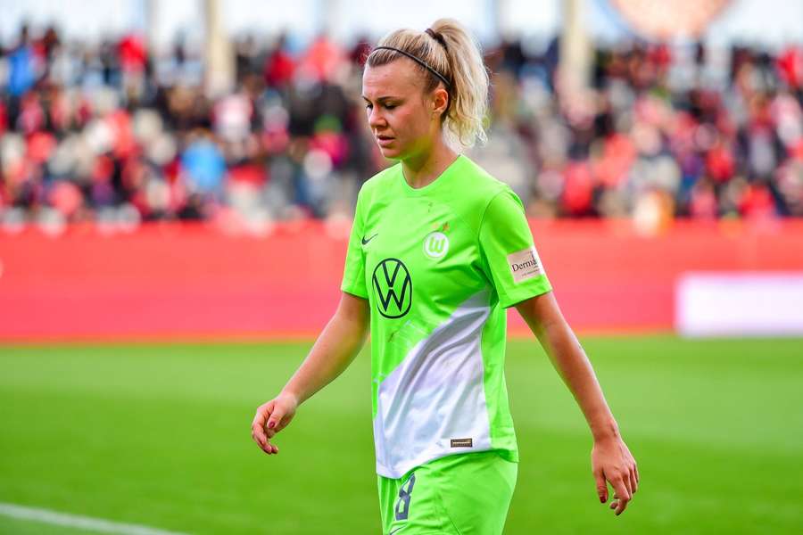 Lena Lattwein im Wolfsburger Trikot.