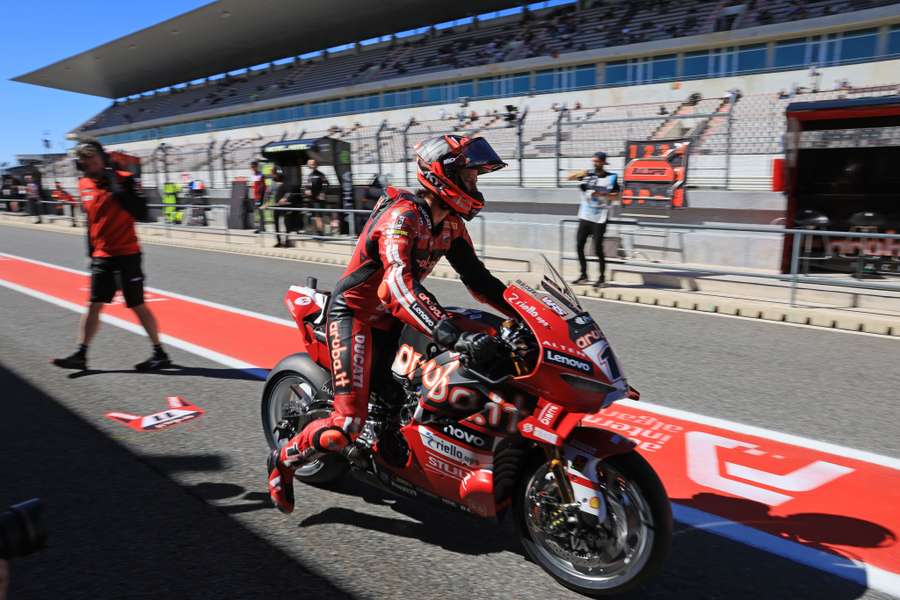Nicolò Bulega venceu as três corridas da ronda portuguesa do Mundial de Superbikes