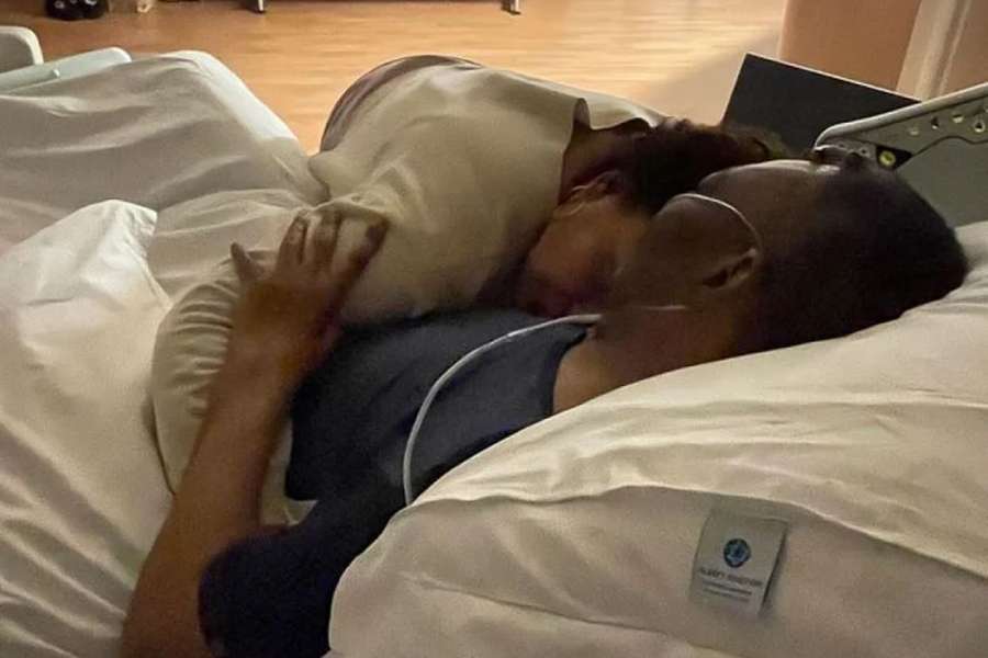 Pelé, internado, abraçado à sua filha, Kely Nascimento