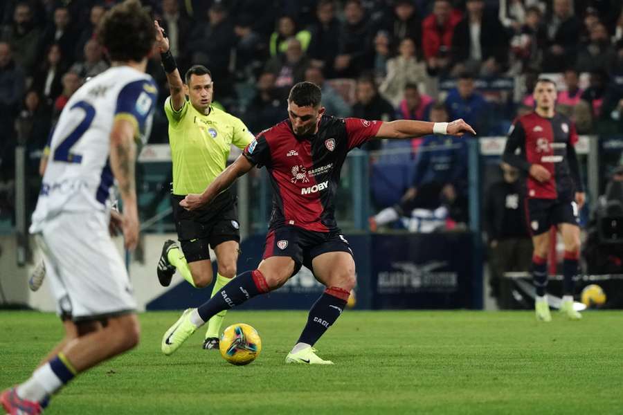 Roberto Piccoli takes a shot for Cagliari against Verona