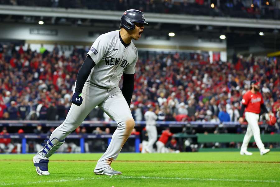 Juan Soto festeggia dopo aver battuto un fuoricampo nel 10° inning