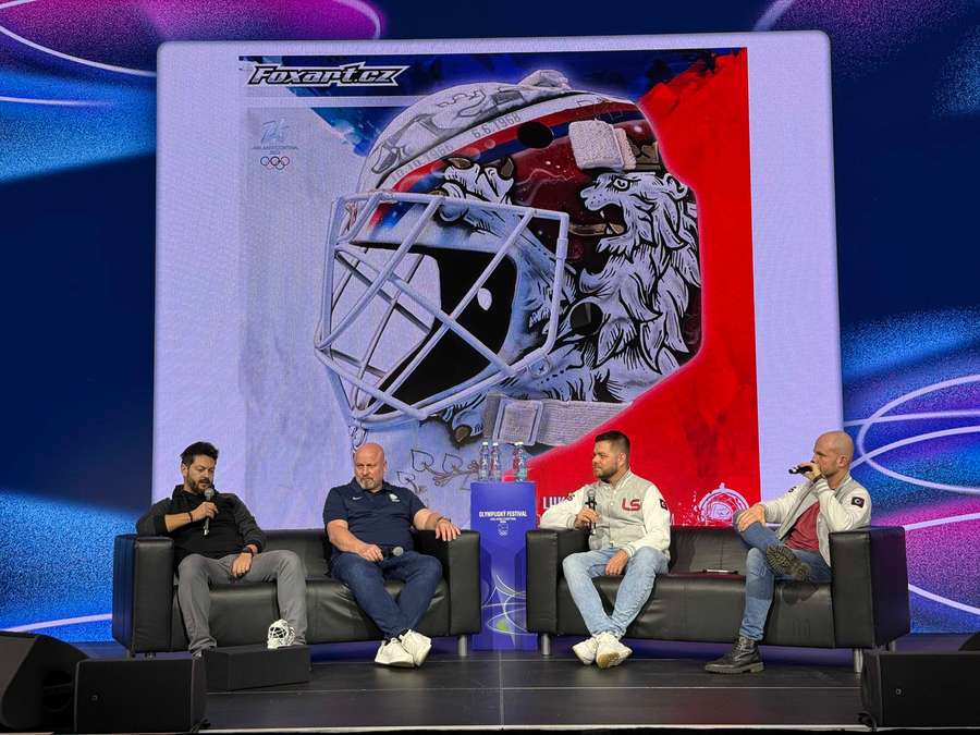 Moderátoři Livesport Daily spolu s Patrikem Augustou na stagi olympijského festivalu v Českých Budějovicích.
