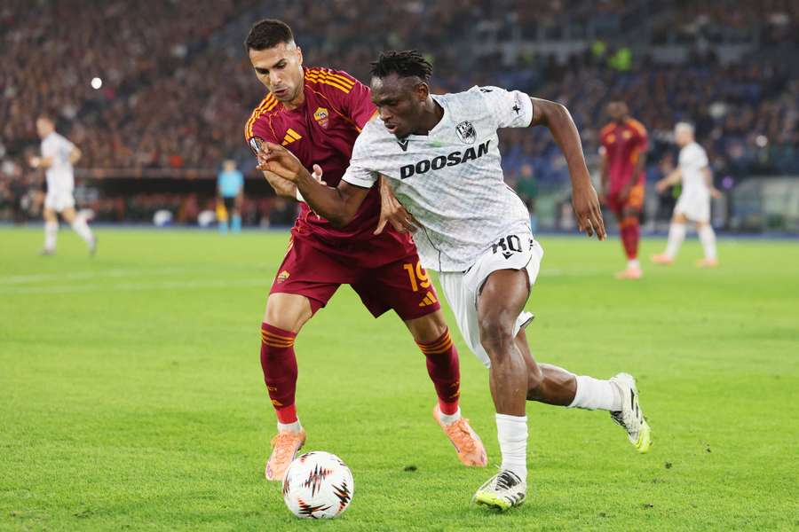 Prince Adu v zápase na hřišti AS Řím.