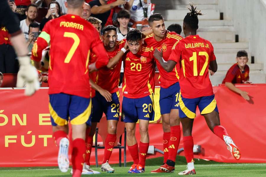 Los jugadores de España celebran con Pedri uno de los goles del canario